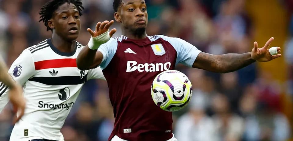 Jugador de Aston Villa luchando por el balón