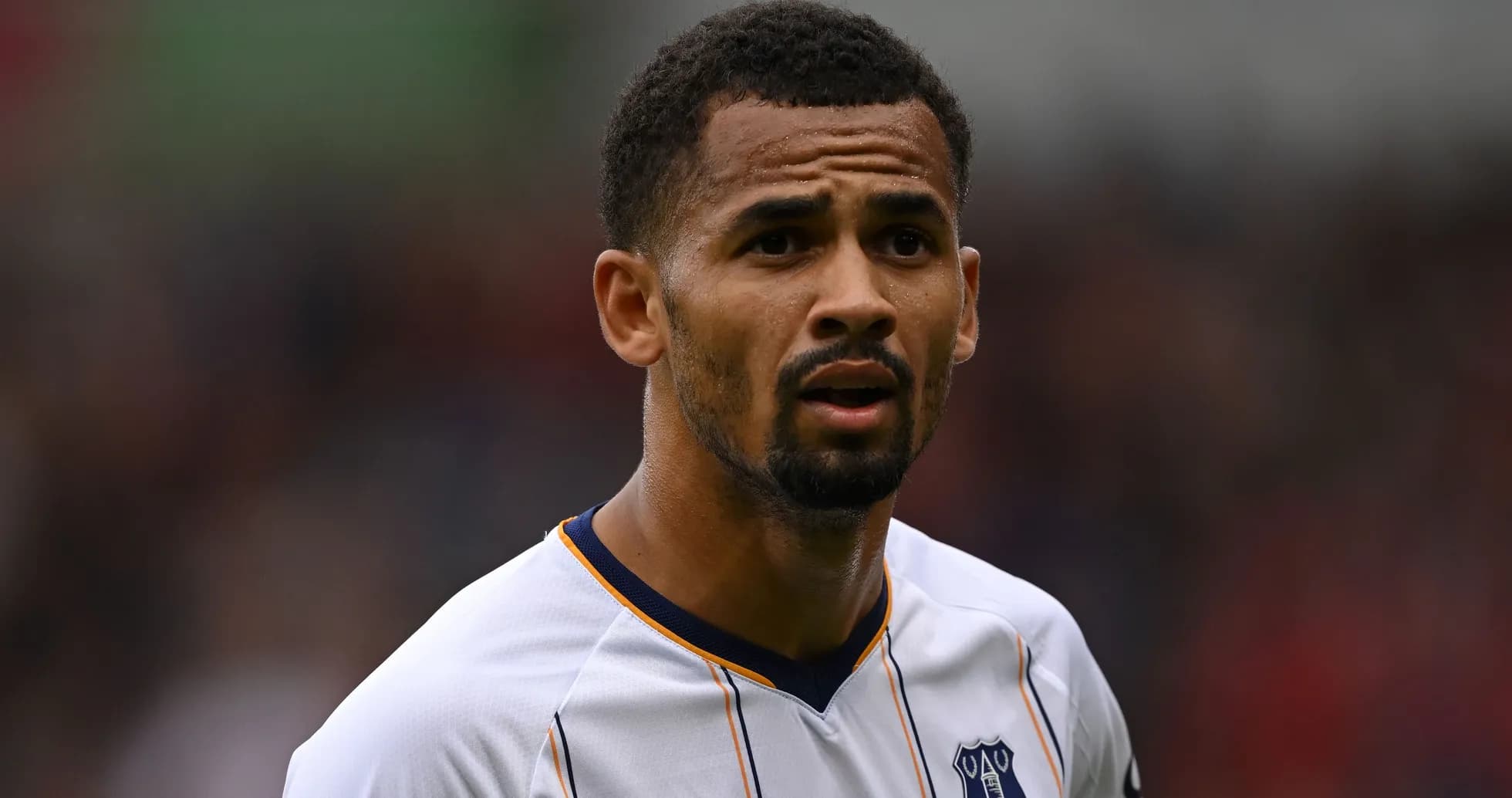 Jugador de fútbol en uniforme de Everton en el campo