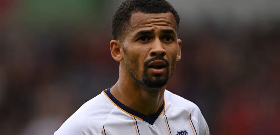 Jugador de fútbol en uniforme de Everton en el campo