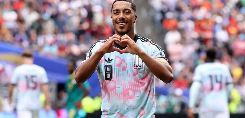 Jugador celebrando con gesto de corazón en el campo