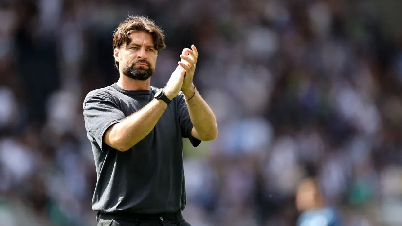 Entrenador aplaudiendo en el estadio durante el partido