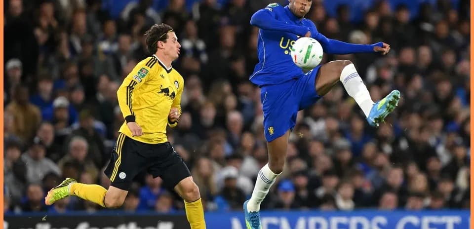 Jugador de Chelsea controlando el balón en partido