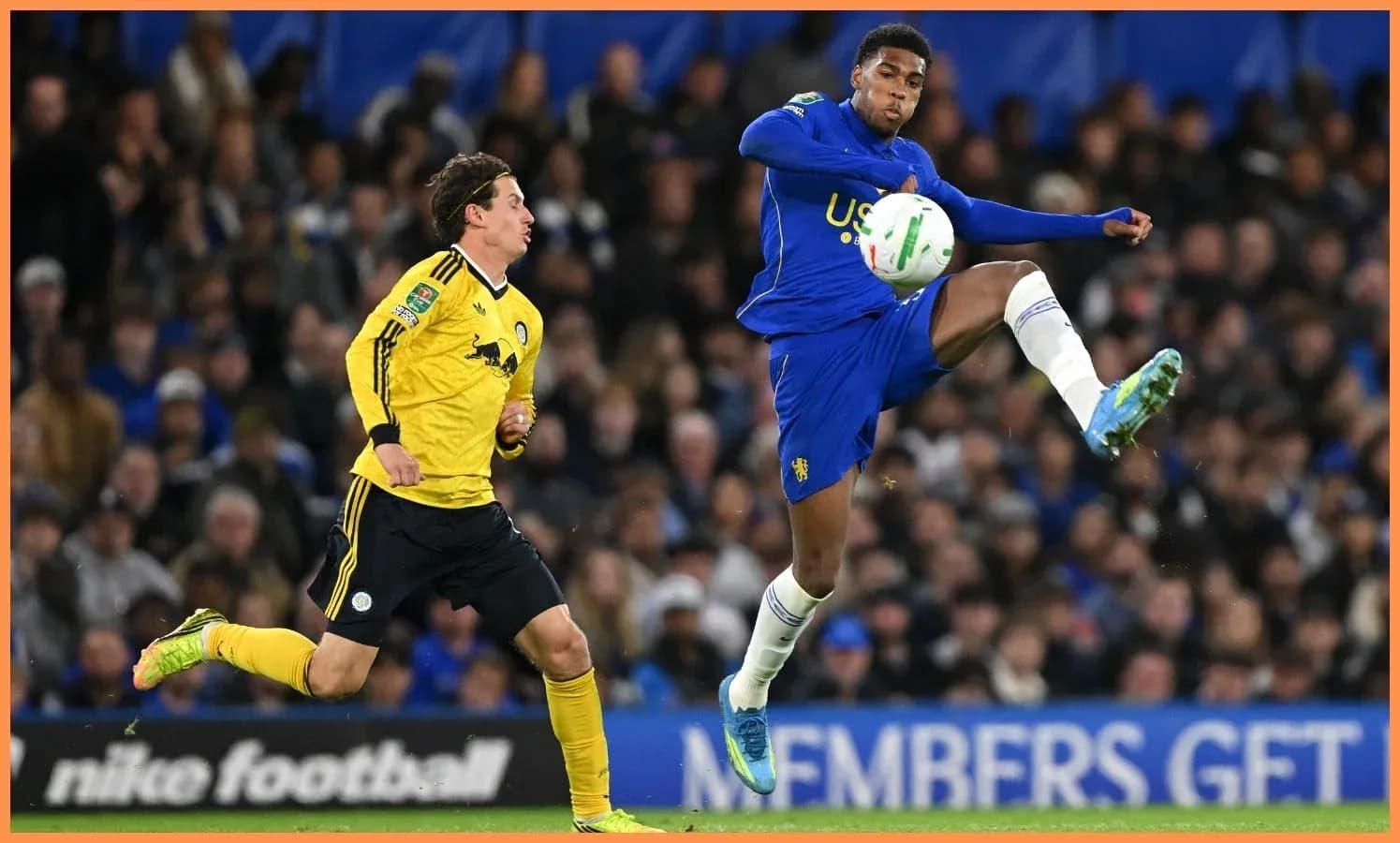 Jugador de Chelsea controlando el balón en partido