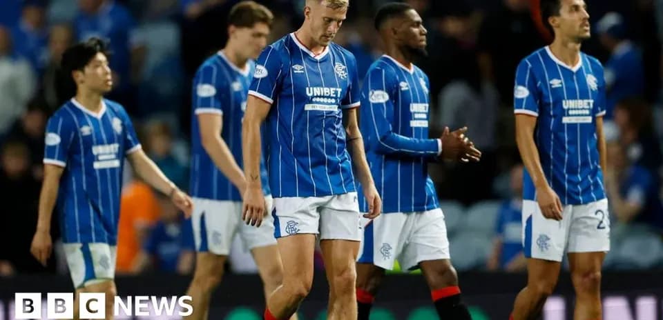Jugadores de Rangers caminando tras derrota en partido