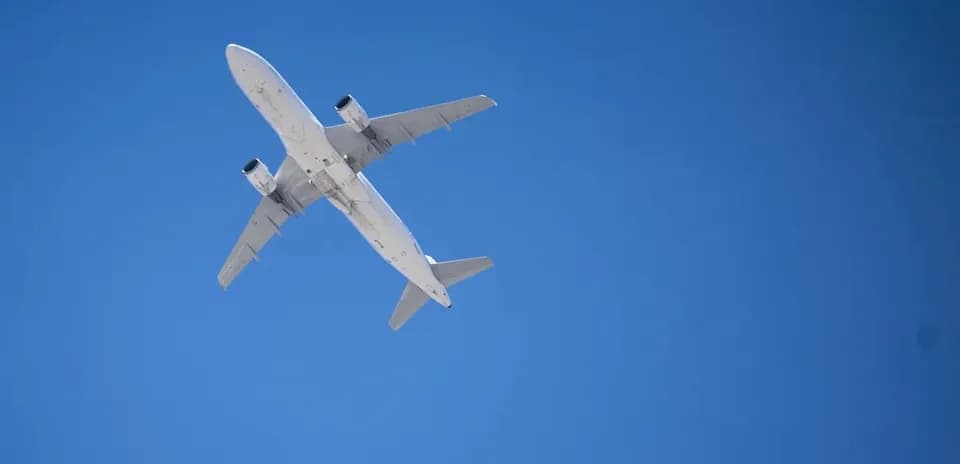 Avión volando en el cielo azul