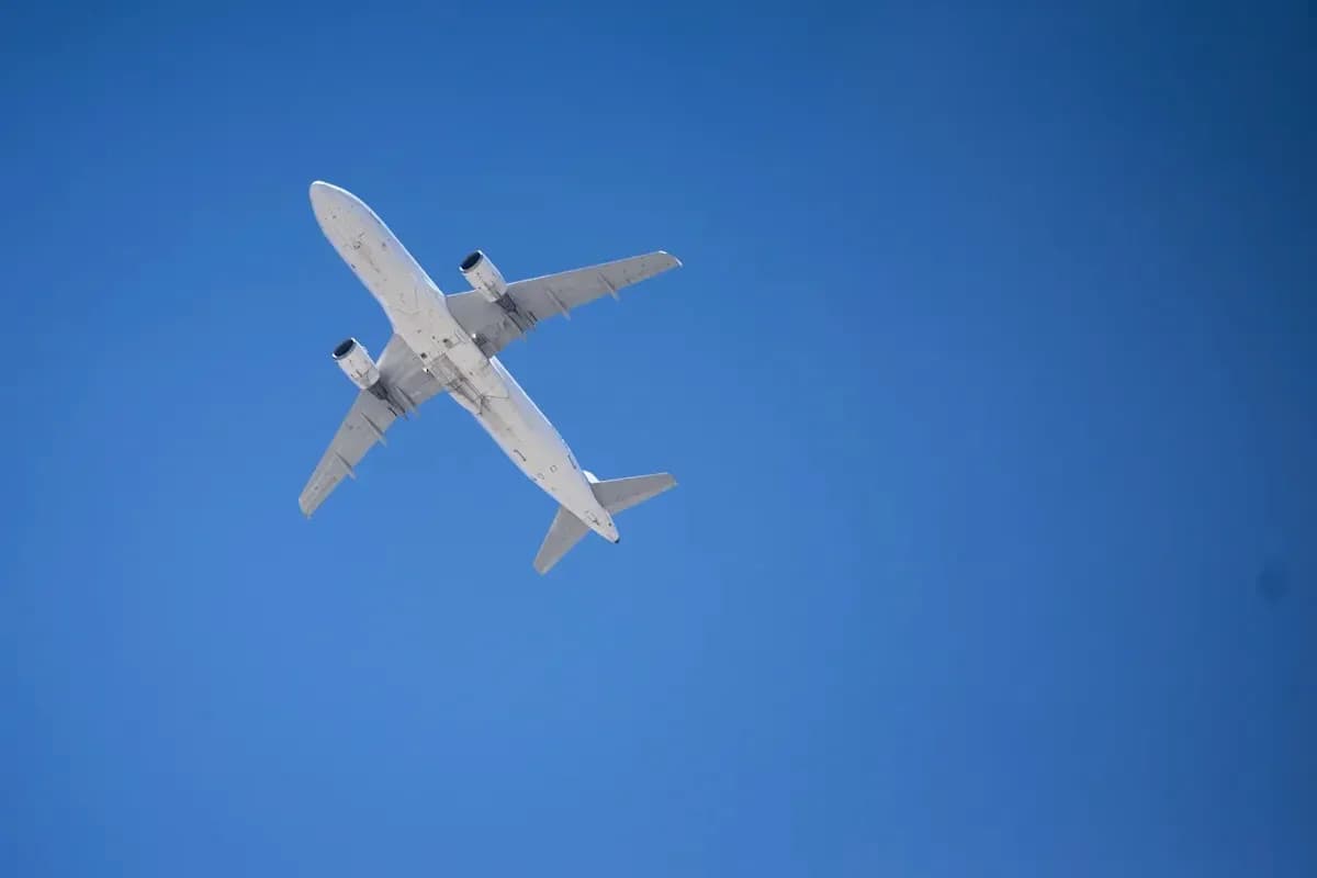 Avión volando en el cielo azul
