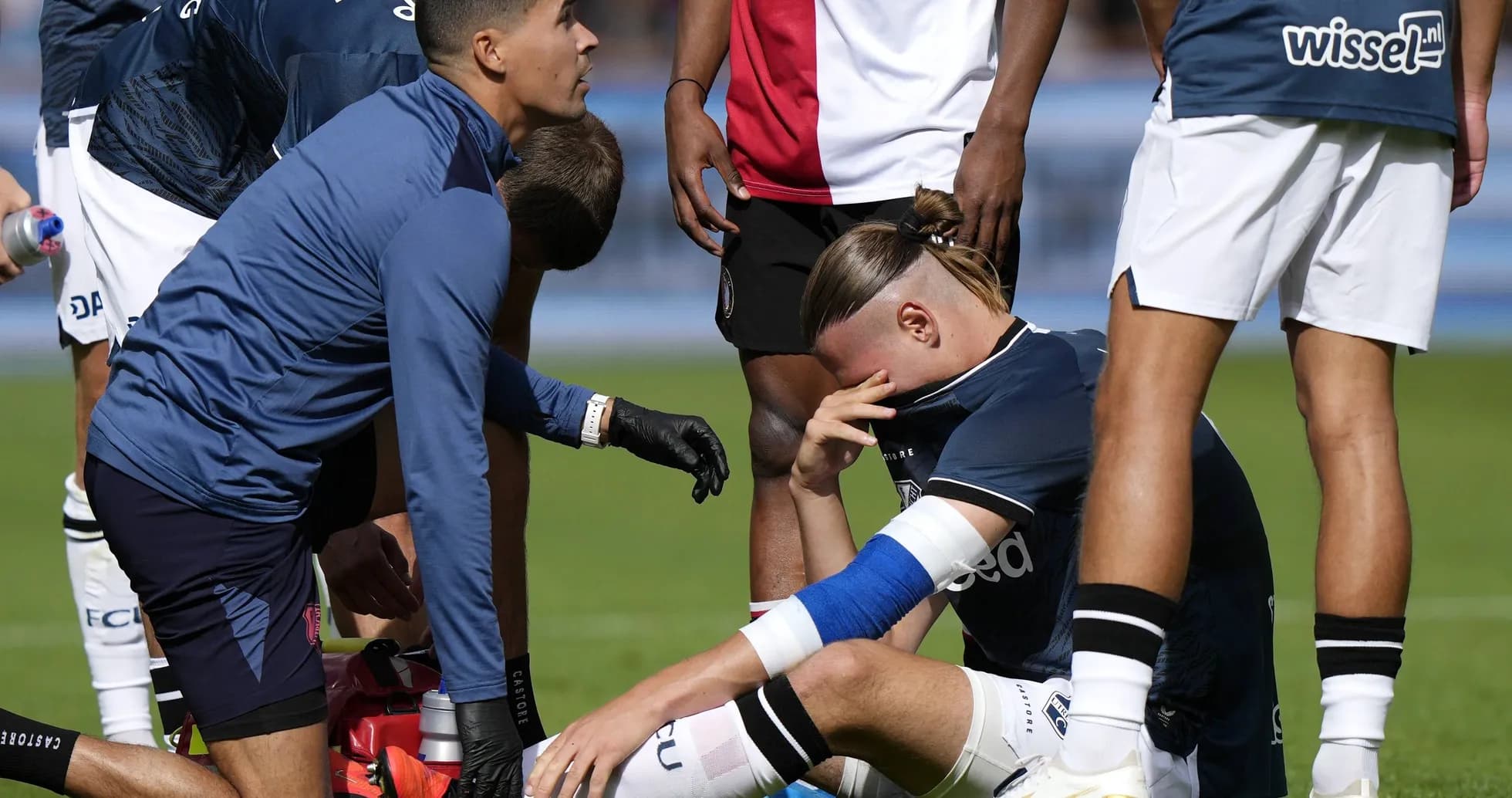 Jugador siendo atendido por el personal médico en el campo