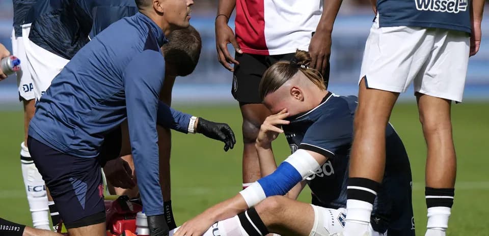 Jugador siendo atendido por el personal médico en el campo