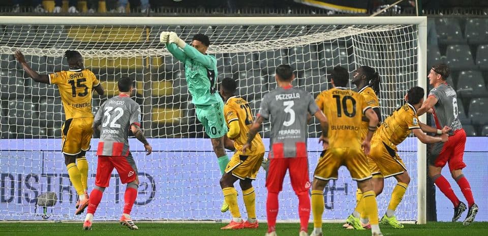 Portero atrapa balón en partido de fútbol