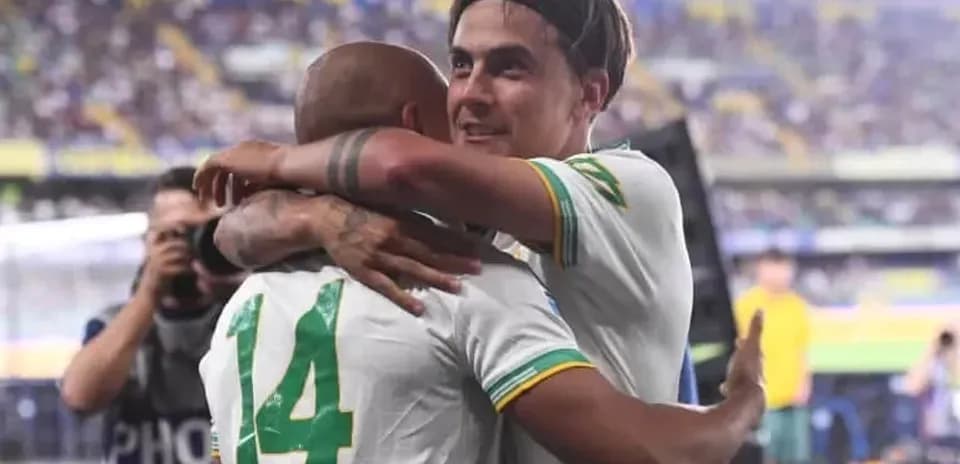 Jugadores abrazándose en el estadio tras el partido