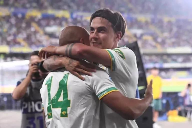 Jugadores abrazándose en el estadio tras el partido