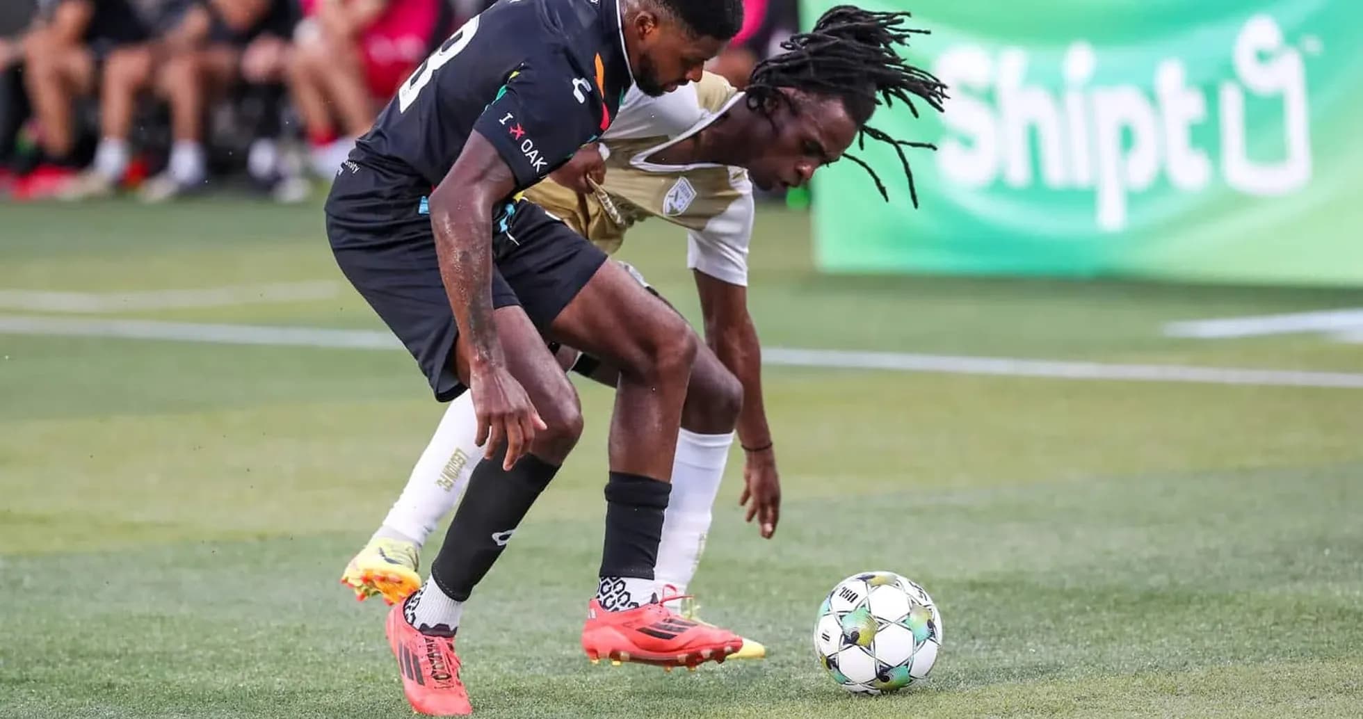 Dos jugadores compitiendo por el balón