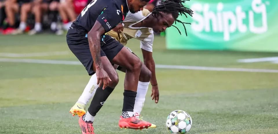 Dos jugadores compitiendo por el balón