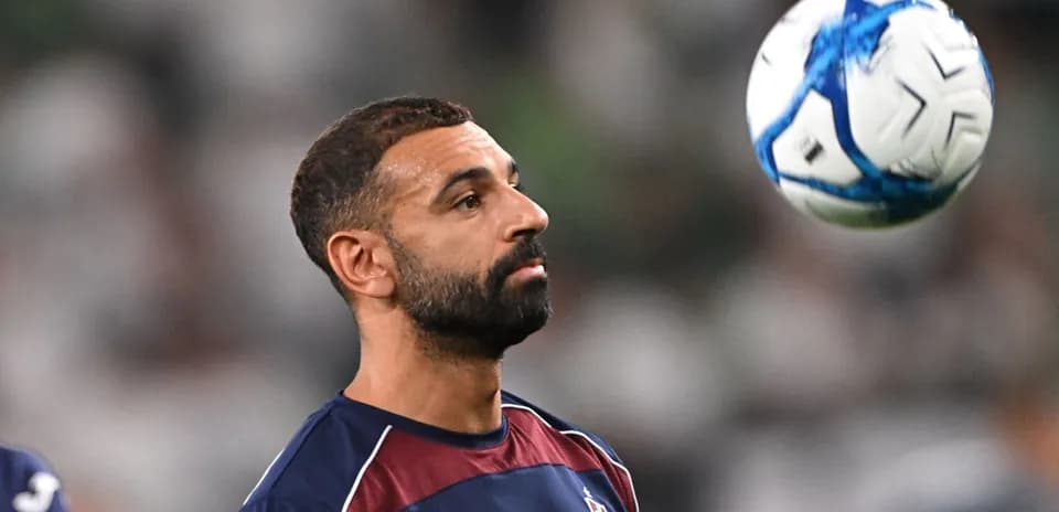 Jugador controla un balón durante el calentamiento