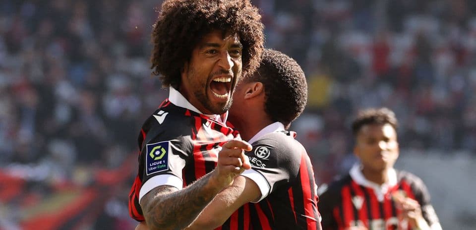Jugadores de Niza celebrando un gol en partido