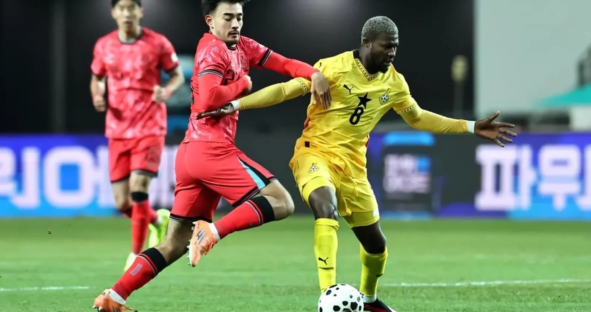Jugador de Corea del Sur disputa el balón con jugador de Ghana