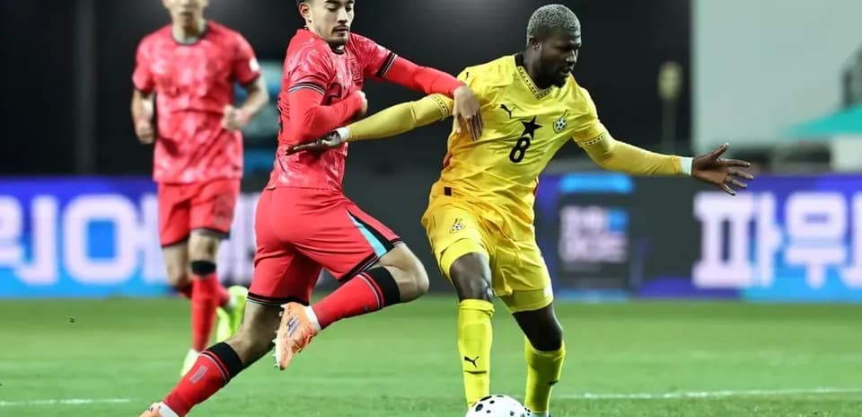 Jugador de Corea del Sur disputa el balón con jugador de Ghana