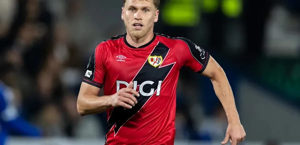 Jugador corriendo en camiseta roja durante partido
