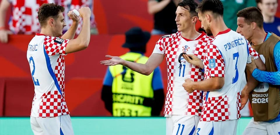 Jugadores de Croacia celebrando en el campo