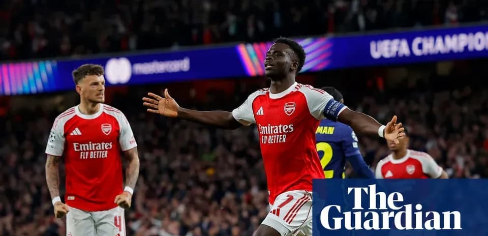 Jugador de Arsenal celebra un gol en partido
