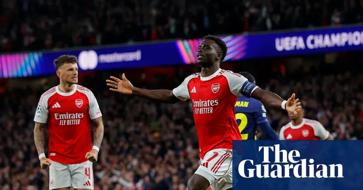 Jugador de Arsenal celebra un gol en partido