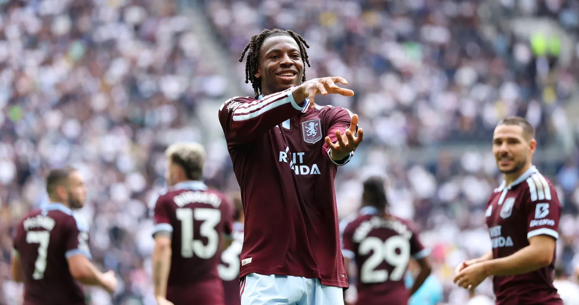 Jugador de Aston Villa celebrando con compañeros en el campo
