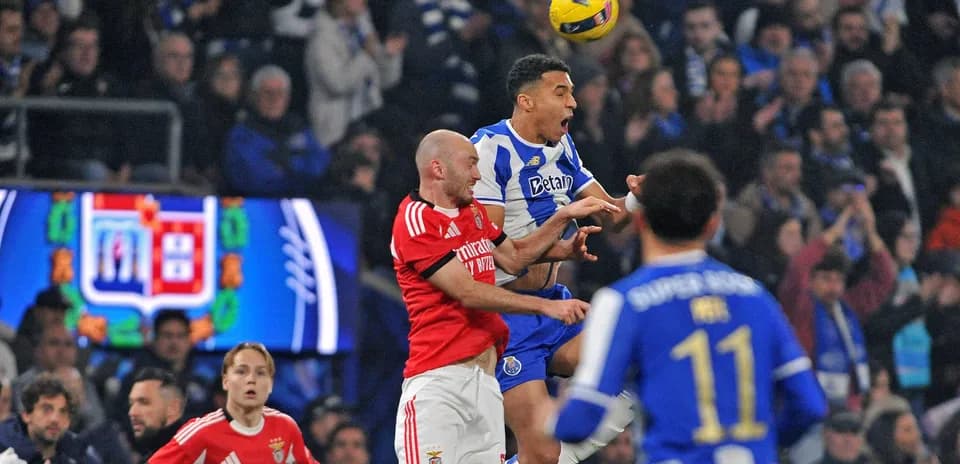 Jugadores de Porto y Benfica compiten por el balón
