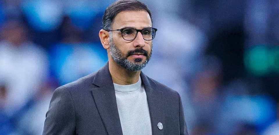 Entrenador observando el partido desde la línea de banda