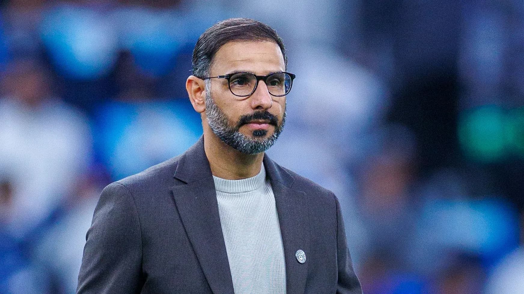 Entrenador observando el partido desde la línea de banda