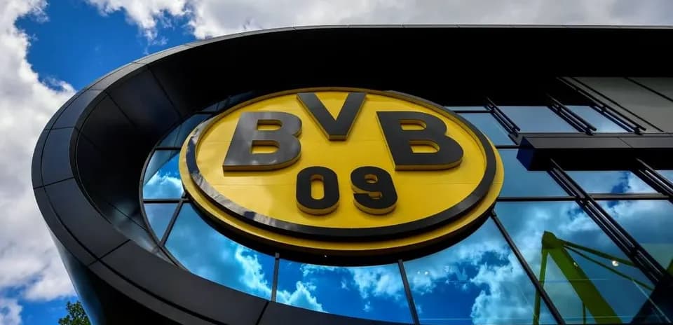 Logotipo de Borussia Dortmund en edificio moderno