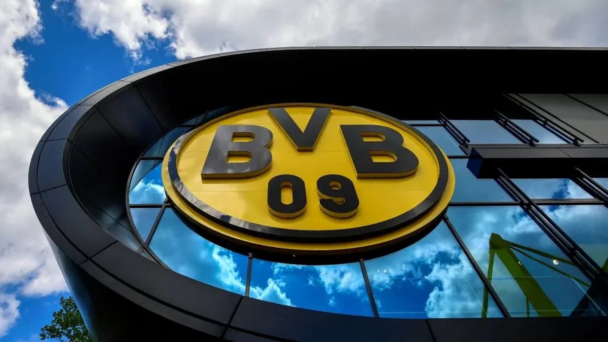 Logotipo de Borussia Dortmund en edificio moderno