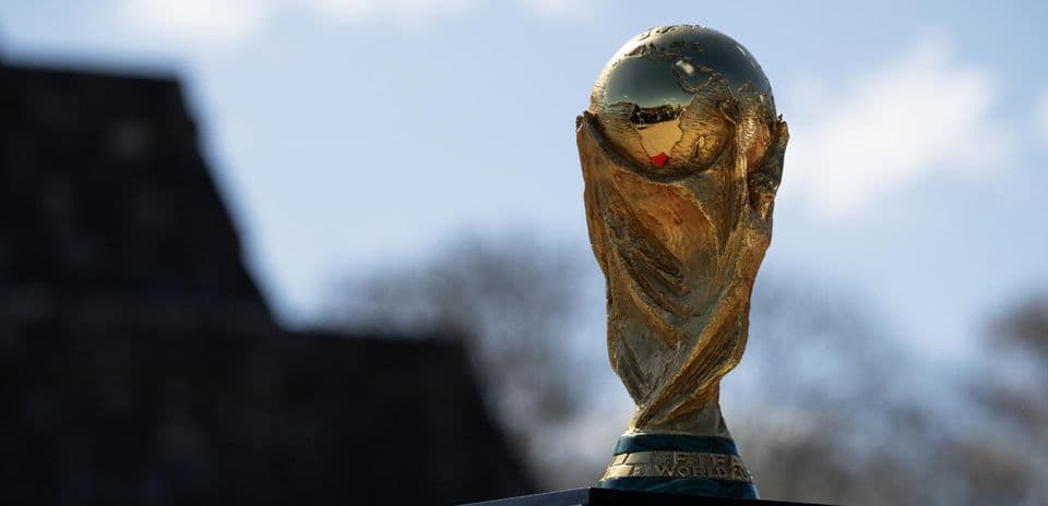 Trofeo de la Copa Mundial en exhibición al aire libre