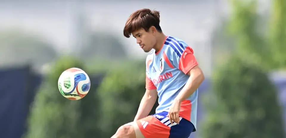 Jugador de Japón entrenando y golpeando un balón
