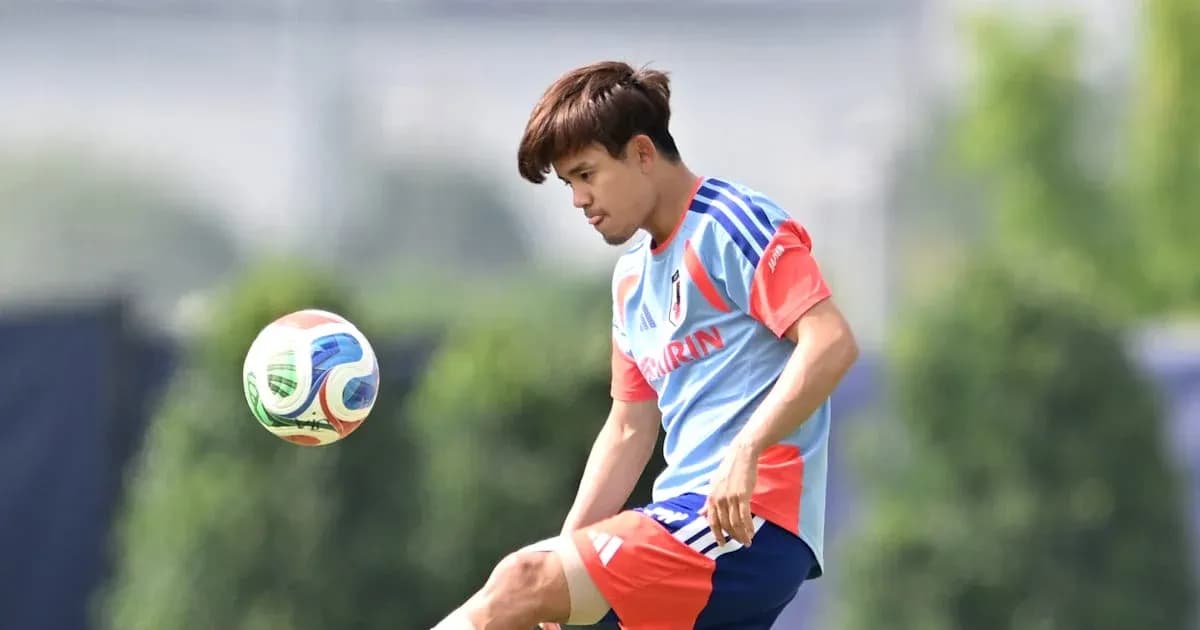 Jugador de Japón entrenando y golpeando un balón
