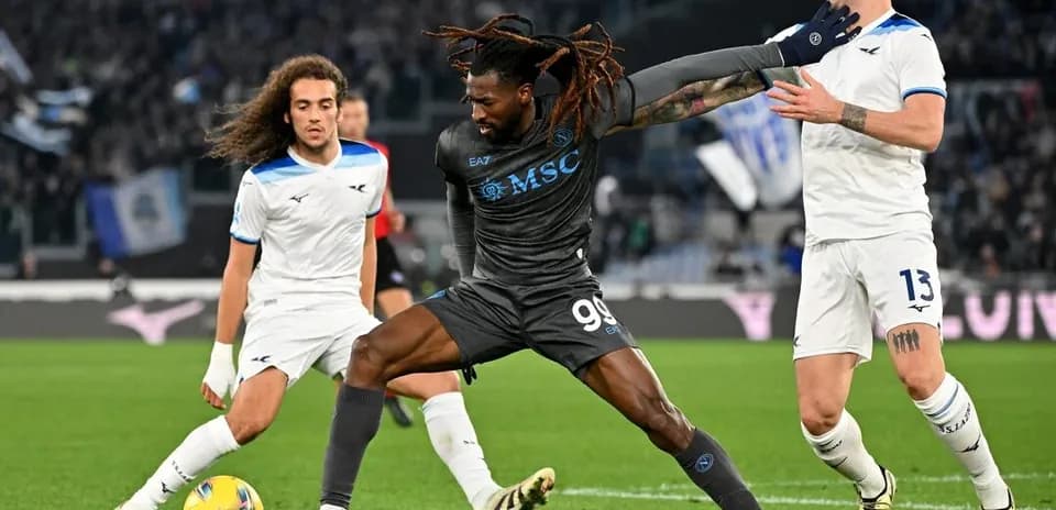 Jugador de Napoli luchando por el balón contra Lazio