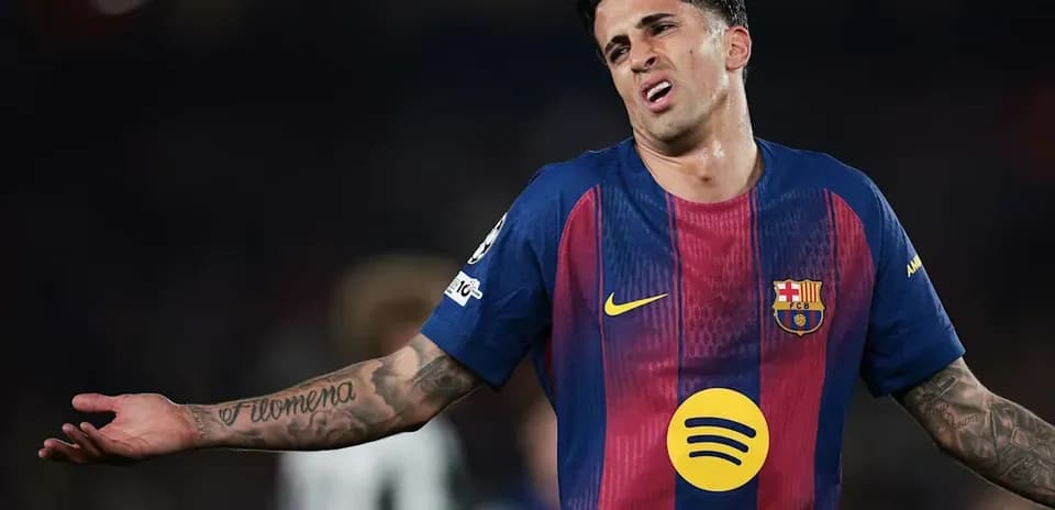 Jugador del Barcelona mostrando frustración en el campo