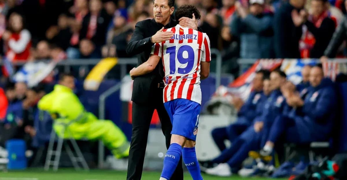 Entrenador abrazando a jugador durante el partido