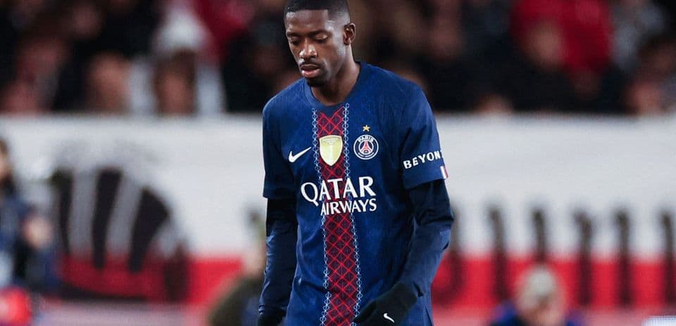 Jugador del PSG caminando durante un partido