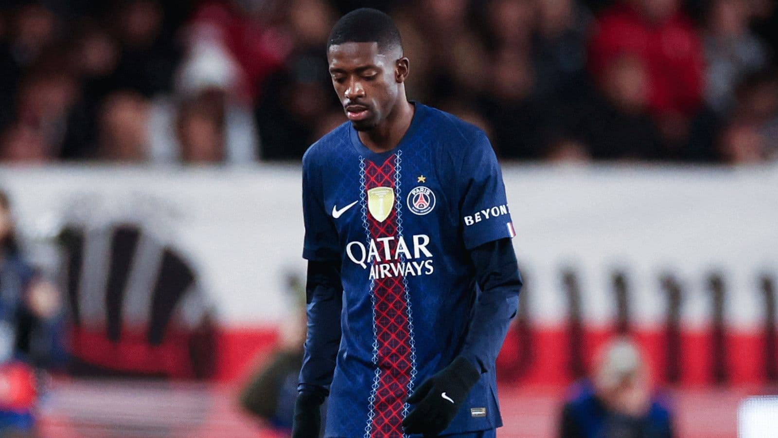 Jugador del PSG caminando durante un partido