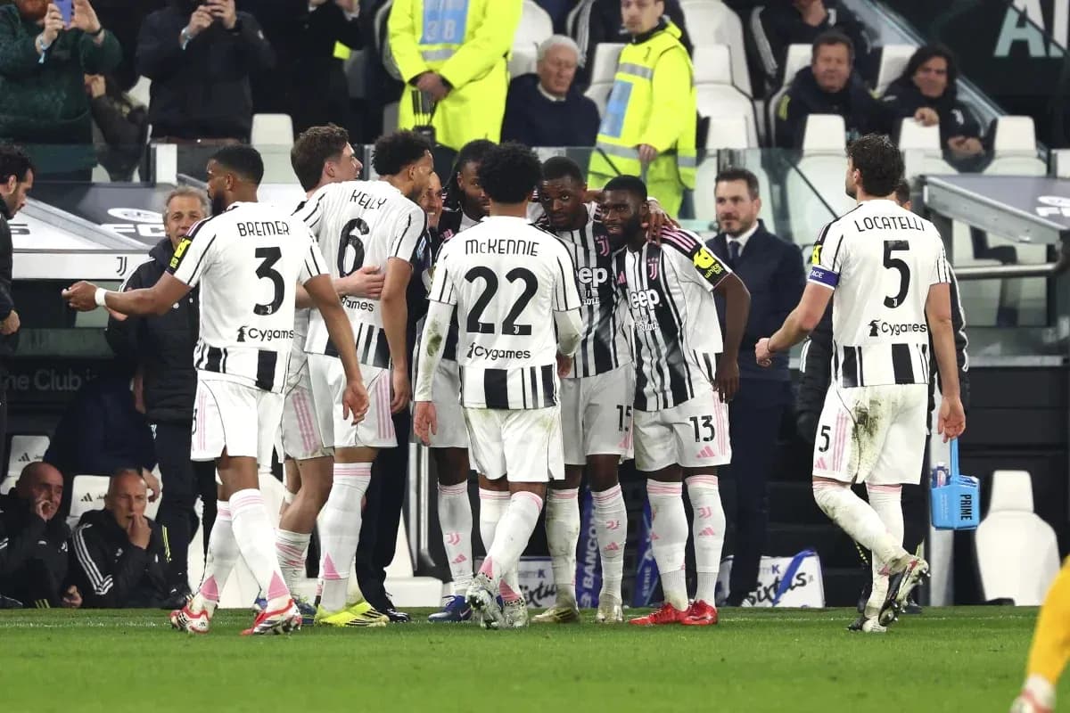 Jugadores de Juventus celebrando en el banquillo