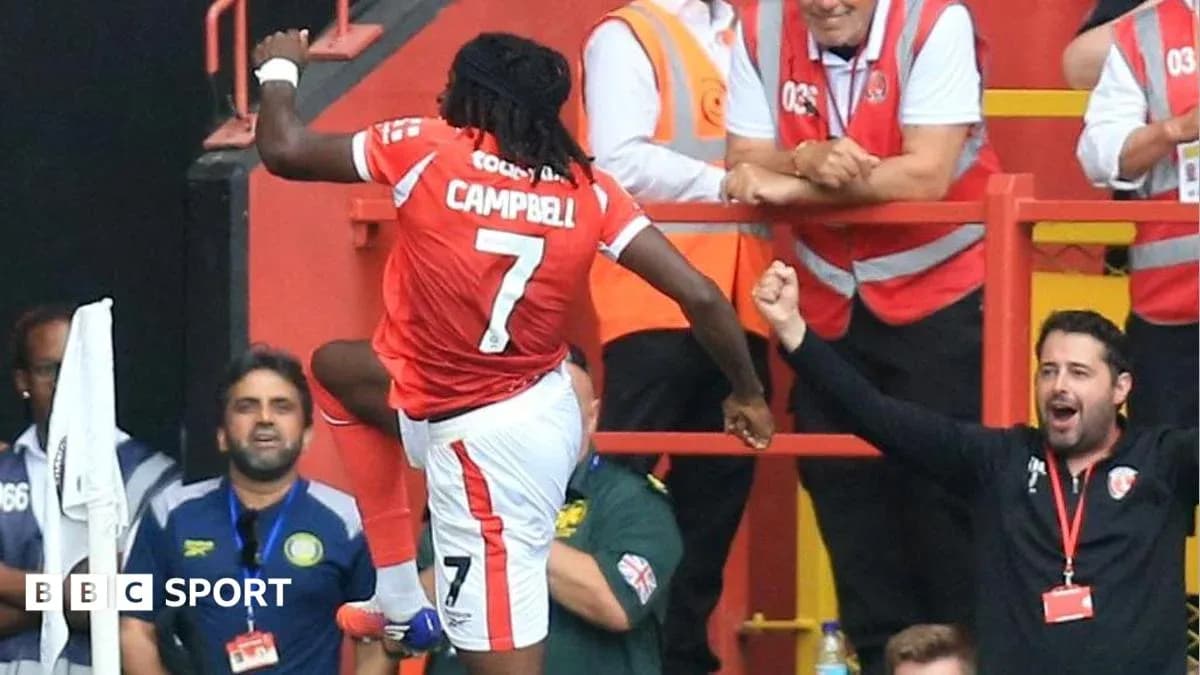 Jugador celebrando un gol en la grada