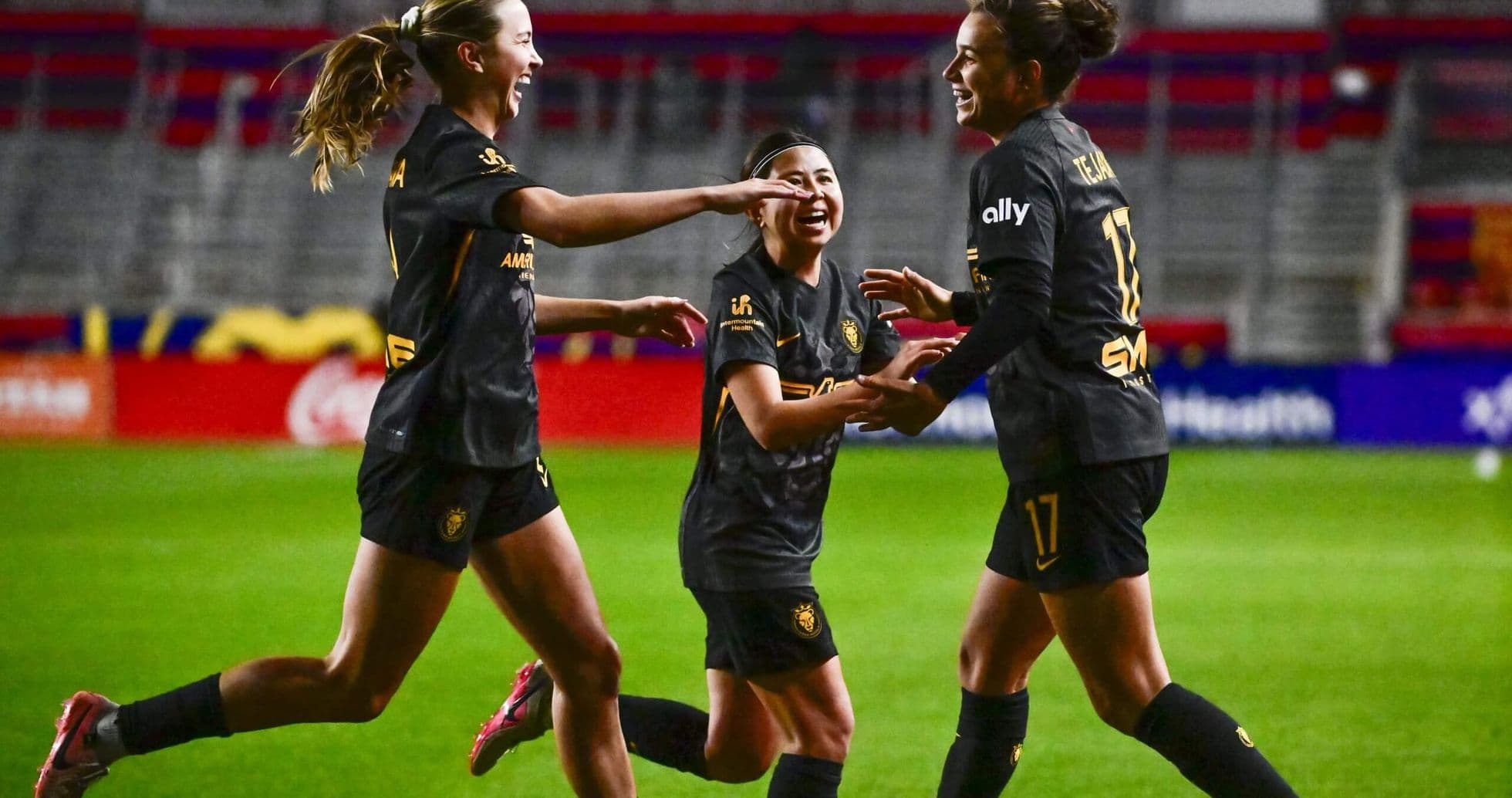 Jugadoras celebrando un gol durante el partido
