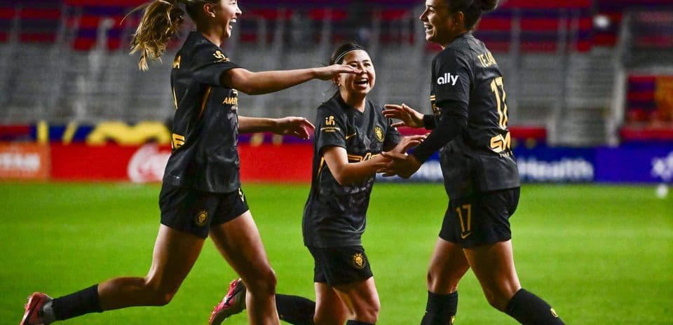 Jugadoras celebrando un gol durante el partido
