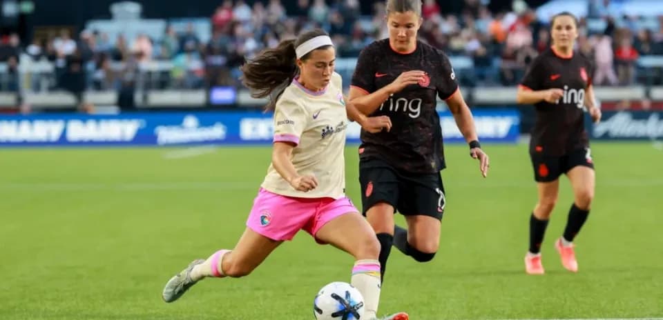 Una jugadora corre con el balón durante el partido