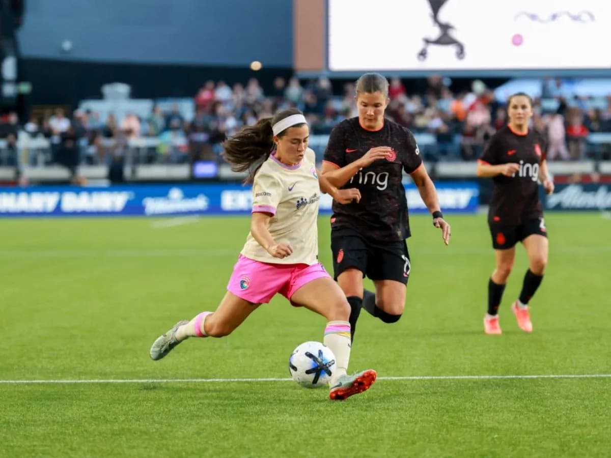 Una jugadora corre con el balón durante el partido