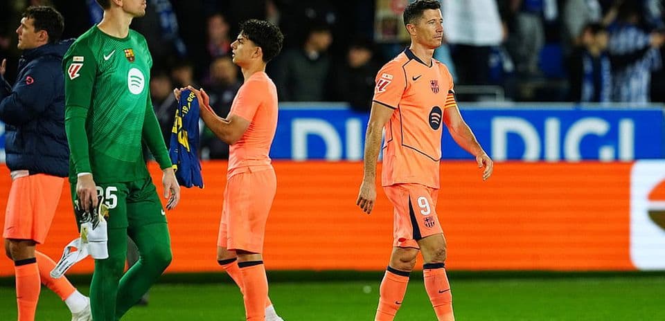 Jugadores de Barcelona saliendo del campo tras el partido