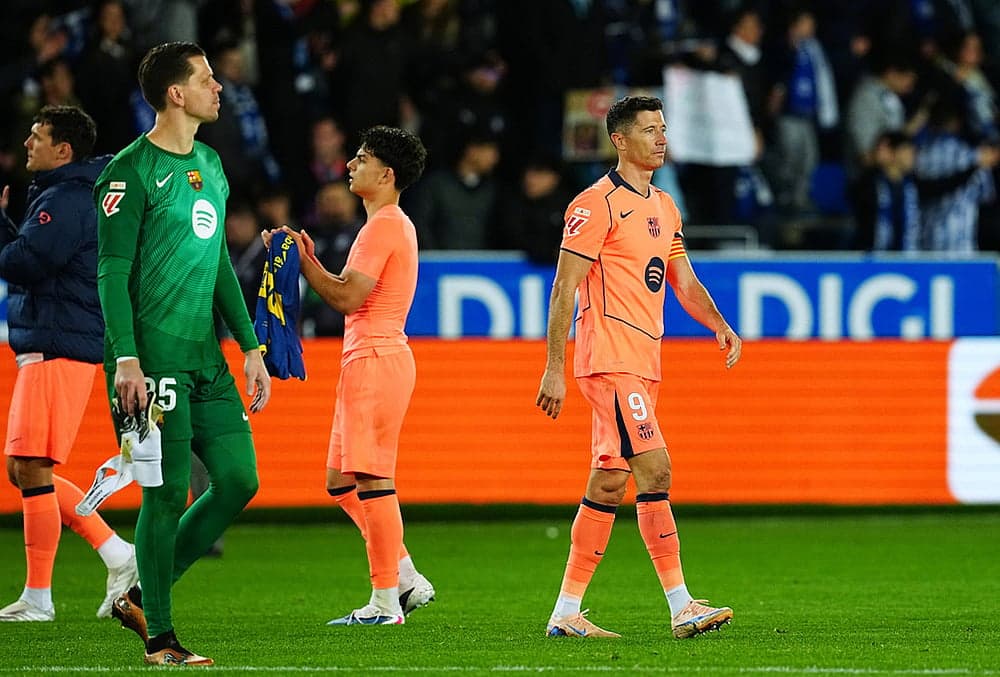 Jugadores de Barcelona saliendo del campo tras el partido