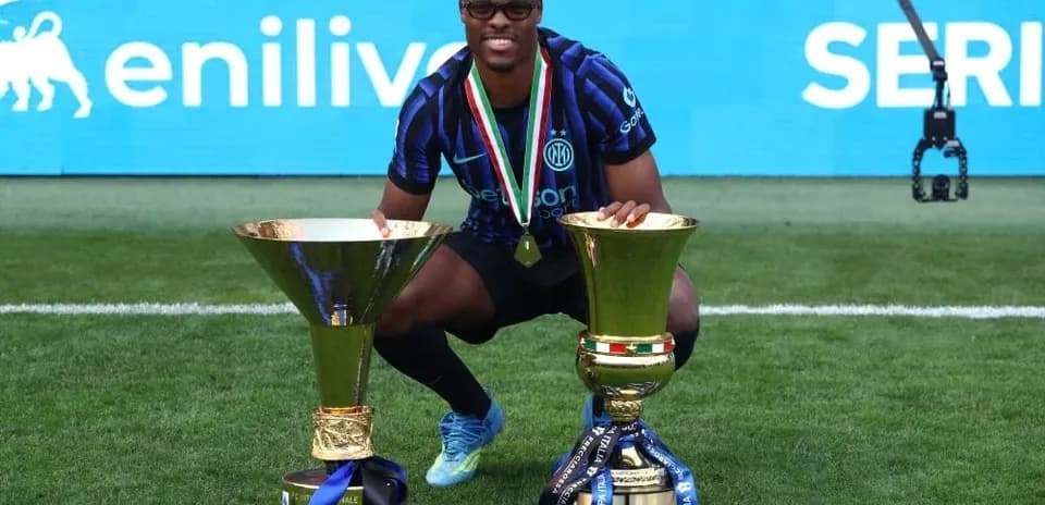 Jugador de Inter de Milán posando con trofeos