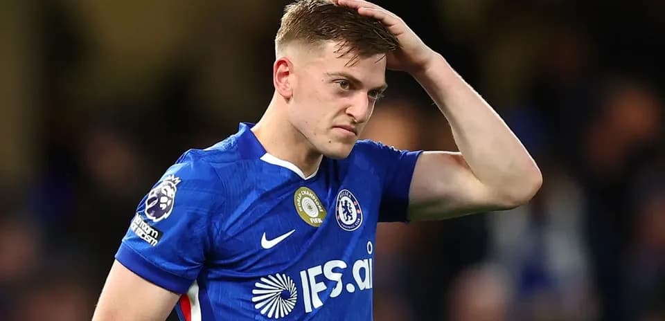 Jugador de Chelsea con camiseta azul, preocupado