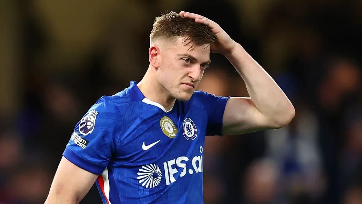 Jugador de Chelsea con camiseta azul, preocupado